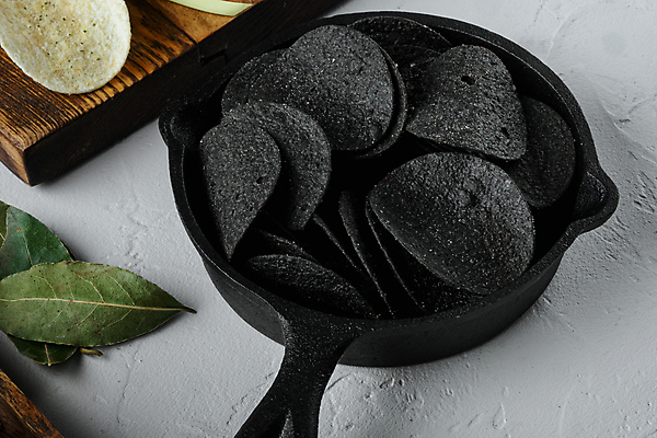 포토 JPG 해외이미지 실내 사람없음 검은색 프라이팬 흰배경 담기 감자칩 해외포토 컬러 백그라운드 모션 주방용품 내부 과자 흰색 칩_음식 파일형식 이미지허브