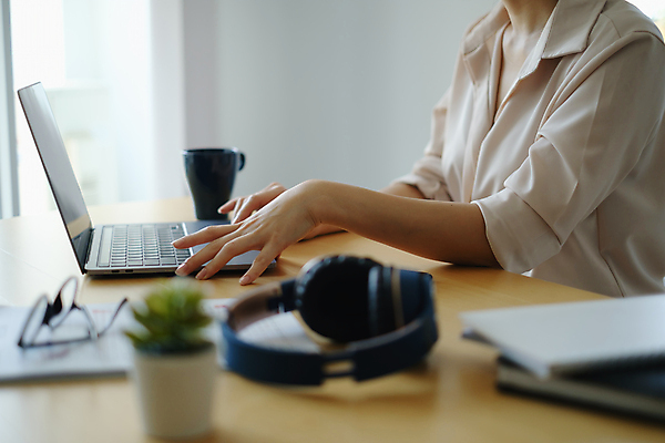 포토 JPG 해외이미지 여자 한명 앉기 동양인 상반신 성인 옆모습 노트북 업무 비즈니스우먼 작업실 소프트포커스 성인여자한명만 해외포토 1 뷰포인트 비즈니스 모션 촬영기법 사람 인종 전자제품 작업 직장인 여자한명만 성인여자만 파일형식 이미지허브