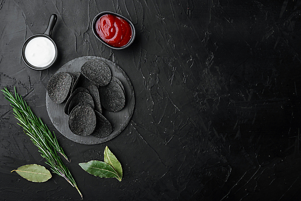 포토 JPG 해외이미지 검은배경 실내 사람없음 검은색 케첩 로즈메리 감자칩 돌판 월계수 카피스페이스 해외포토 컬러 백그라운드 내부 과자 공백 돌_바위 소스_음식 칩_음식 허브 파일형식 이미지허브