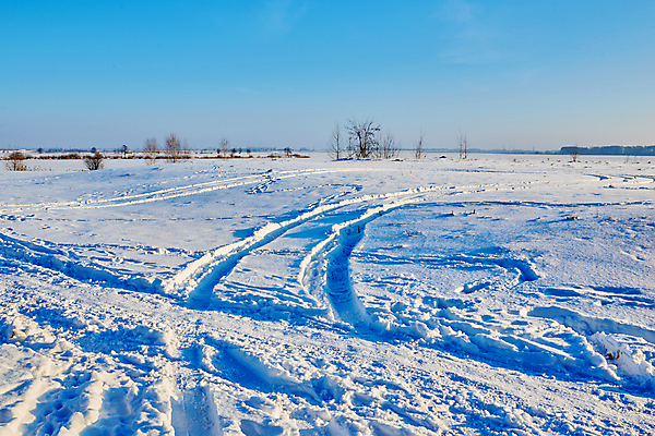 포토 JPG 해외이미지 모양 계절 길 컨셉 곡선 교통시설 자동차 추상 사람없음 가로 얼음 공연 운전 젖음 덮개 흰색 바퀴 거친 인쇄 위험 방향 바퀴자국 속도 타이어 밟기 북쪽 짐차 고무 보호자 대각선 루트 방법 선로 자동 자취 직진 각인 디테일 해외포토 자연요소 선 육상교통 컬러 교통 무늬 자국 모션 이벤트 뚜껑 시설 파일형식 이미지허브