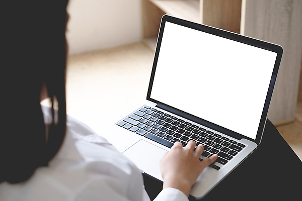 포토 JPG 해외이미지 여자 한명 상반신 성인 노트북 스크린 타이핑 목업 성인여자한명만 해외포토 1 사람 전자제품 여자한명만 성인여자만 파일형식 이미지허브