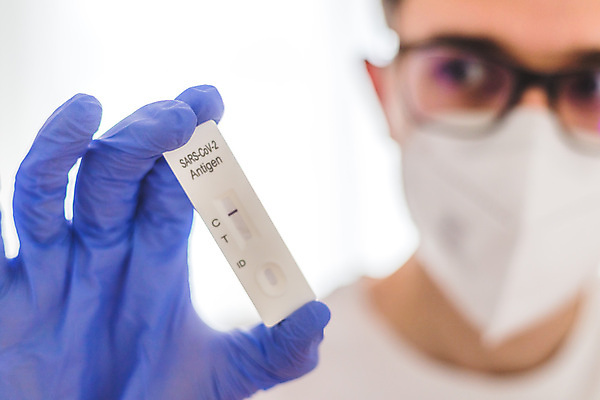 포토 JPG 해외이미지 남자 안경 실내 마스크 한명 들기 상반신 성인 의사 흰배경 음성 자가진단 성인남자한명만 안경낌 코로나바이러스 감염예방 진단키트 델타변이바이러스 오미크론 해외포토 1 잡화 백그라운드 의학 모션 사람 내부 의료진 흰색 바이러스 사회이슈 예방 감염 남자한명만 성인남자만 파일형식 이미지허브