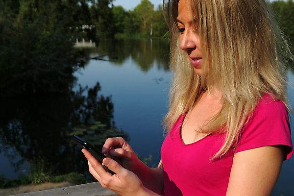 포토 JPG 해외이미지 라이프스타일 손 응시 인터넷 데이트 비즈니스 통신 모바일 한명 여름 스마트폰 핸드폰 쇼핑 독서 관찰 네트워크 메시지 어플리케이션 결합 무선전화기 검색 상담 나눔 온라인 전자상거래 문자메시지 셀프 소셜 셀룰러 해외포토 1 시선 계절 모션 사람 생활 신체부위 전자제품 스마트기기 전화기 파일형식 이미지허브