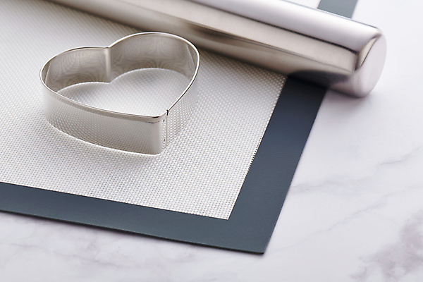 포토 JPG 해외이미지 음식 장신구 주방용품 디저트 요리 사람없음 쿠키 과자 금속 주방 식사 재활용 빵집 장비 매트 공구 하트 자르기 굽기 반죽 밀대 시트 실리콘 철강 커터 페스츄리 핸드메이드 해외포토 모양 빵 생활용품 모션 재질 상점 도구 구이 친환경 파일형식 이미지허브