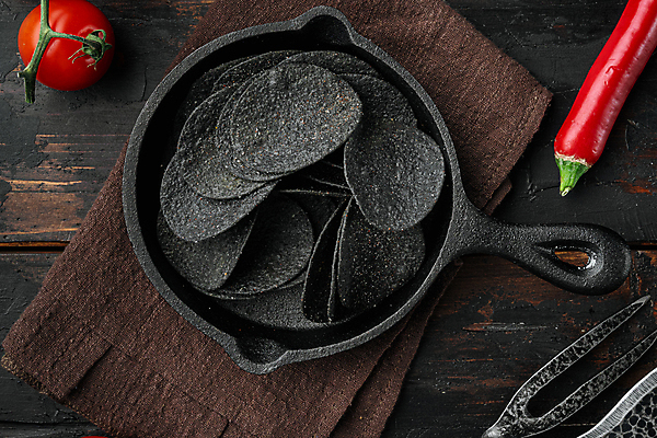 포토 JPG 해외이미지 실내 사람없음 검은색 식탁보 프라이팬 칩 담기 감자칩 나무배경 해외포토 컬러 백그라운드 모션 주방용품 디저트 내부 과자 칩_음식 파일형식 이미지허브