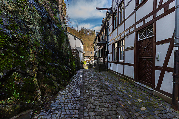 포토 JPG 해외이미지 나무 식물 유럽 도로 여행 겨울 건축양식 자연 하늘 산 거리 사람없음 야외 건물 강 조약돌 바위 도시 역사 오솔길 땅 좁은 구시가지 해외포토 건축물 계절 건축 나라 길 교통시설 돌_바위 생태계 파일형식 이미지허브