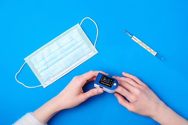 포토 JPG 해외이미지 손 실내 마스크 들기 신체부위 온도계 파란배경 끼우기 넣기 측정기 산소포화도측정기 해외포토 백그라운드 모션 사람 내부 파란색 기계 파일형식 이미지허브