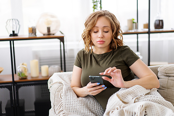 포토 JPG 해외이미지 백인 라이프스타일 여자 거실 엄마 휴식 아파트 주택 실내 한명 책 스마트폰 핸드폰 소파 임산부 임신 잡기 만족 오디오 온라인 안락 해외포토 서양인 1 감정 컨셉 의자 가족 모션 사람 내부 건물 생활 전자제품 스마트기기 파일형식 이미지허브