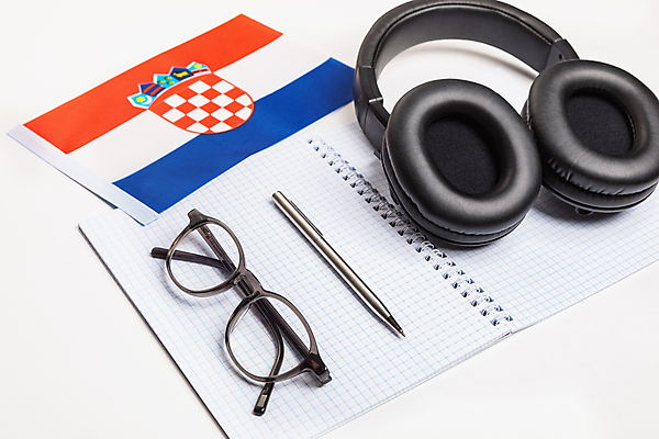 포토 JPG 해외이미지 학생 여행 컨셉 인터넷 비즈니스 통신 학교 유리 사람없음 스터디 글로벌 헤드폰 공책 탐험 깃발 가르침 선택 심볼 대학교 오디오 지역 크로아티아 해외포토 교육 유럽 음향기기 재질 문구용품 전자제품 학습 파일형식 이미지허브