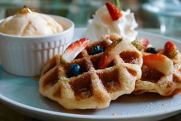 포토 JPG 해외이미지 전통 접시 열매 음식 백그라운드 과일 딸기 아침 아이스크림 디저트 요리 사람없음 케이크 식사 빵집 흰색 신선 달콤 맛 아침식사 설탕 굽기 크림 와플 바닐라 페스츄리 핸드메이드 해외포토 주간 식물 식기 빵 컬러 컨셉 상점 구이 파일형식 이미지허브