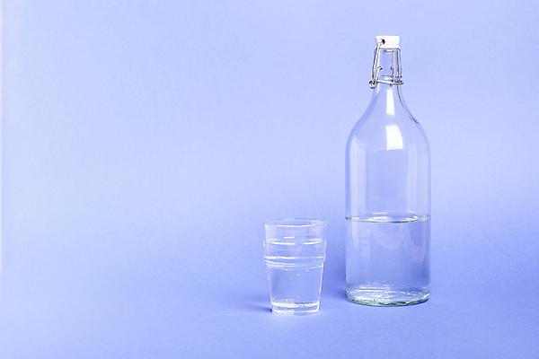 포토 JPG 해외이미지 유리병 사람없음 투명 물컵 파란배경 카피스페이스 해외포토 백그라운드 병_용기 컵 파란색 공백 파일형식 이미지허브