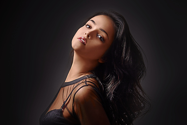 포토 JPG 해외이미지 백인 모델 1 학생 라이프스타일 헤어스타일 여자 행복 얼굴 백그라운드 갈색머리 한명 미소 사람 성인 뷰티 유행 검은색 기쁨 흰색 표현 화려 긍정 스타일 해외포토 서양인 감정 컬러 컨셉 표정 생활 신체부위 파일형식 이미지허브