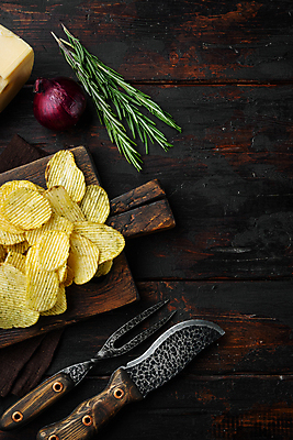 포토 JPG 해외이미지 실내 사람없음 칩 식칼 로즈메리 감자칩 고기포크 나무도마 나무배경 해외포토 백그라운드 포크 주방용품 디저트 도마 내부 목재 과자 칩_음식 허브 파일형식 이미지허브