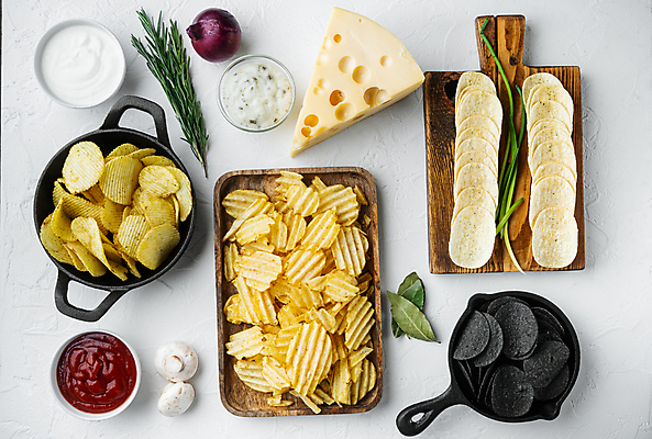 포토 JPG 해외이미지 식재료 치즈 실내 사람없음 하이앵글 케첩 흰배경 담기 양송이 로즈메리 감자칩 나무도마 나무쟁반 월계수 해외포토 뷰포인트 백그라운드 모션 유제품 도마 쟁반 내부 목재 과자 버섯 흰색 소스_음식 칩_음식 허브 파일형식 이미지허브