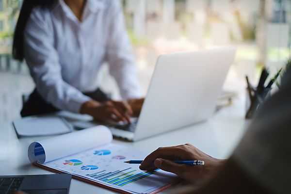 포토 JPG 해외이미지 손 여자 비즈니스 한명 들기 상반신 성인 앞모습 신체부위 노트북 사무실 펜 업무 책상 문서 성인여자한명만 해외포토 1 뷰포인트 가구 모션 사람 전자제품 필기구 작업 여자한명만 성인여자만 파일형식 이미지허브