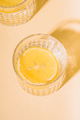 포토 JPG 해외이미지 잔 그림자 사람없음 물 투명 레몬 슬라이스 베이지색배경 해외포토 자연요소 식기 백그라운드 과일 베이지색 파일형식 이미지허브