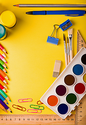 포토 JPG 해외이미지 색연필 자 사람없음 연필 펜 물감 붓 팔레트 테두리 클립 삼각자 연필깎이 노란배경 서류집게 카피스페이스 해외포토 백그라운드 문구용품 학용품 집게 필기구 노란색 공백 미술도구 파일형식 이미지허브