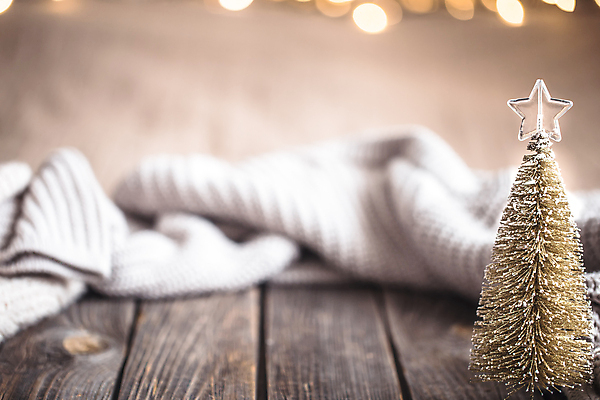 포토 JPG 해외이미지 크리스마스 겨울 실내 사람없음 아웃포커스 크리스마스트리 스웨터 오브젝트 보케 감성 빛망울 나무탁자 카피스페이스 해외포토 계절 기념일 컨셉 상의 탁자 촬영기법 내부 빛 공백 파일형식 이미지허브