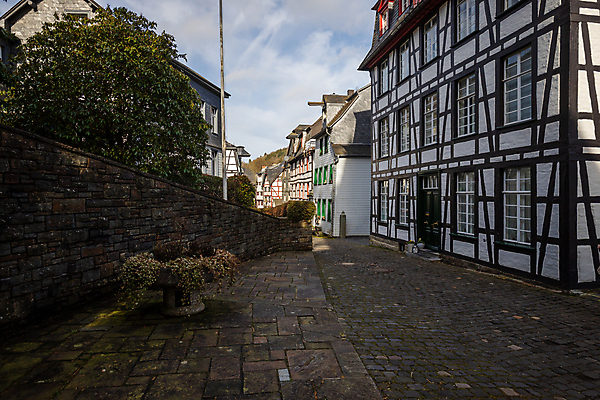 포토 JPG 해외이미지 나무 식물 유럽 도로 여행 겨울 건축양식 자연 하늘 산 거리 사람없음 야외 건물 강 조약돌 바위 도시 역사 오솔길 땅 좁은 구시가지 해외포토 건축물 계절 건축 나라 길 교통시설 돌_바위 생태계 파일형식 이미지허브