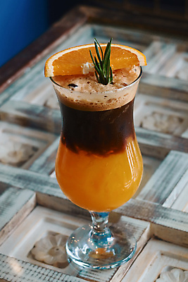 포토 JPG 해외이미지 전통 커피 음료 음식 백그라운드 다이어트 오렌지 과일 유리 탁자 건강 요리 사람없음 컵 물 갈색 얼음 주스 신선 달콤 아메리카노 핸드메이드 해외포토 자연요소 식기 컬러 가구 재질 맛 파일형식 이미지허브