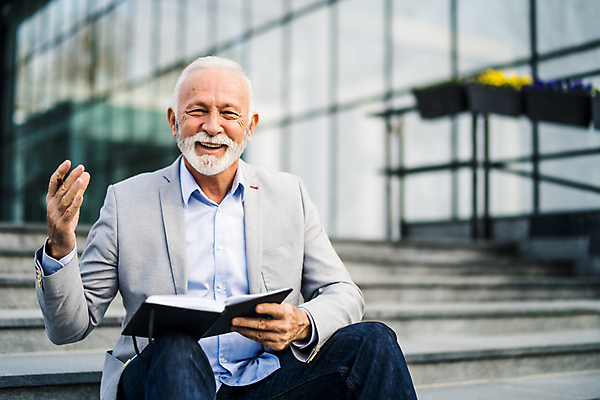 포토 JPG 해외이미지 노년 남자 한명 미소 사람 앉기 정장 야외 실버라이프 계단 기록 비즈니스맨 60대 경영자 노인남자한명만 해외포토 1 라이프스타일 옷 비즈니스 모션 표정 성인 직장인 리더 남자한명만 노인남자만 파일형식 이미지허브