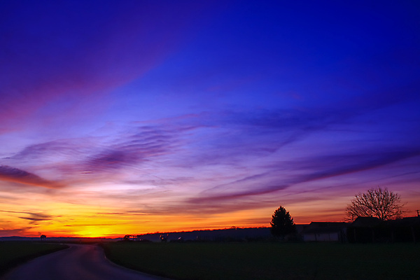 포토 JPG 해외이미지 구름 백그라운드 오렌지 자연 하늘 아침 풍경 사람없음 빨간색 여름 파란색 빛 컬러풀 노란색 일출 황혼 일몰 새벽 시골 야간 저녁 명상 웅장함 수평선 해외포토 주간 자연요소 계절 컬러 과일 노을 생태계 파일형식 이미지허브