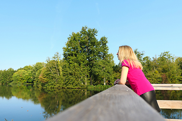 포토 JPG 해외이미지 백인 라이프스타일 응시 공원 여자 호수 분홍색 여행 포즈 자연 하늘 휴가 휴식 한명 서기 사람 풍경 성인 야외 물 여름 강 치마 금발 뷰티 여행객 자유 고독 명상 혼자 해외포토 자연요소 서양인 1 헤어스타일 시선 계절 공공시설 감정 컬러 컨셉 모션 하의 생활 생태계 파일형식 이미지허브
