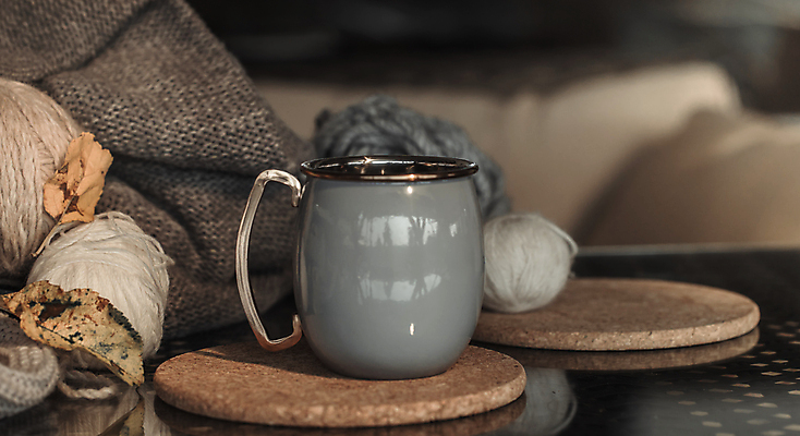 포토 JPG 해외이미지 단풍 낙엽 실내 사람없음 아웃포커스 머그컵 오브젝트 실뭉치 코스터 해외포토 잎 촬영기법 내부 컵 컵받침 파일형식 이미지허브