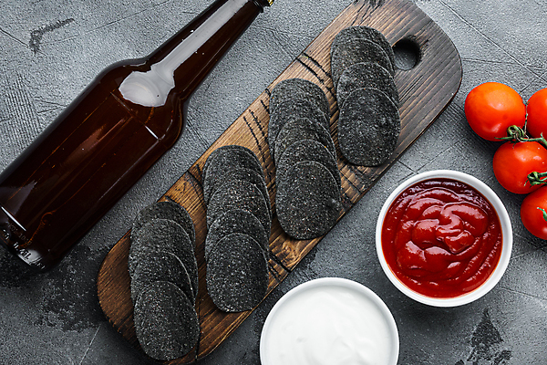 포토 JPG 해외이미지 방울토마토 회색배경 실내 사람없음 검은색 케첩 맥주병 감자칩 나무도마 해외포토 컬러 백그라운드 토마토 술병 도마 맥주 내부 목재 과자 회색 소스_음식 칩_음식 파일형식 이미지허브