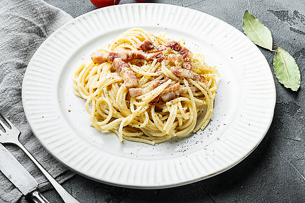 포토 JPG 해외이미지 접시 포크 회색배경 실내 스파게티 사람없음 나이프 베이컨 까르보나라 월계수 해외포토 식기 백그라운드 파스타 돼지고기 내부 회색 칼 파일형식 이미지허브