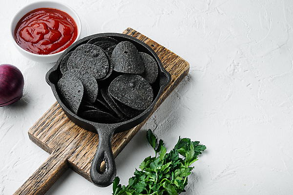 포토 JPG 해외이미지 실내 사람없음 프라이팬 칩 케첩 흰배경 담기 감자칩 나무도마 해외포토 백그라운드 모션 주방용품 디저트 도마 내부 목재 과자 흰색 소스_음식 칩_음식 파일형식 이미지허브