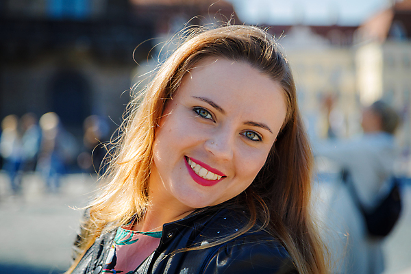 포토 JPG 해외이미지 백인 라이프스타일 응시 옷 행복 유럽 여행 포즈 배낭 휴가 거리 한명 웃음 사람 야외 금발 햇빛 태양 유행 산책 기쁨 표현 도시 가죽 긍정 스타일 해외포토 자연요소 서양인 1 헤어스타일 시선 감정 나라 컨셉 가방 휴식 표정 생활 파일형식 이미지허브