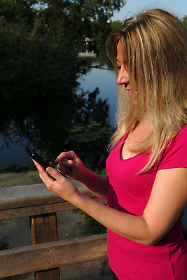 포토 JPG 해외이미지 라이프스타일 손 응시 여자 데이트 비즈니스 한명 성인 여름 스마트폰 쇼핑 독서 관찰 네트워크 메시지 어플리케이션 결합 무선전화기 검색 상담 나눔 셀프 성인여자한명만 해외포토 1 시선 계절 모션 사람 생활 신체부위 핸드폰 스마트기기 전화기 여자한명만 성인여자만 파일형식 이미지허브