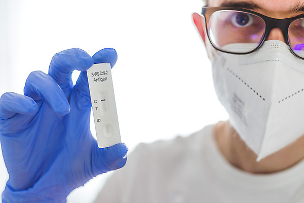 포토 JPG 해외이미지 남자 안경 실내 마스크 한명 들기 상반신 성인 의사 흰배경 음성 자가진단 성인남자한명만 안경낌 코로나바이러스 감염예방 진단키트 델타변이바이러스 오미크론 해외포토 1 잡화 백그라운드 의학 모션 사람 내부 의료진 흰색 바이러스 사회이슈 예방 감염 남자한명만 성인남자만 파일형식 이미지허브