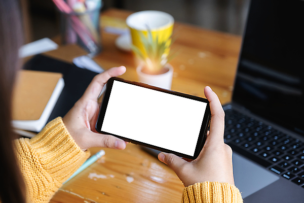 포토 JPG 해외이미지 손 여자 한명 들기 성인 아웃포커스 신체부위 노트북 스마트폰 스크린 목업 성인여자한명만 해외포토 1 모션 촬영기법 사람 전자제품 핸드폰 스마트기기 여자한명만 성인여자만 파일형식 이미지허브