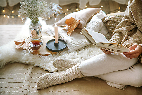 포토 JPG 해외이미지 여자 화분 초 휴식 실내 한명 들기 앉기 성인 앞모습 책 독서 하반신 성인여자한명만 해외포토 1 뷰포인트 컨셉 모션 사람 내부 여자한명만 성인여자만 파일형식 이미지허브