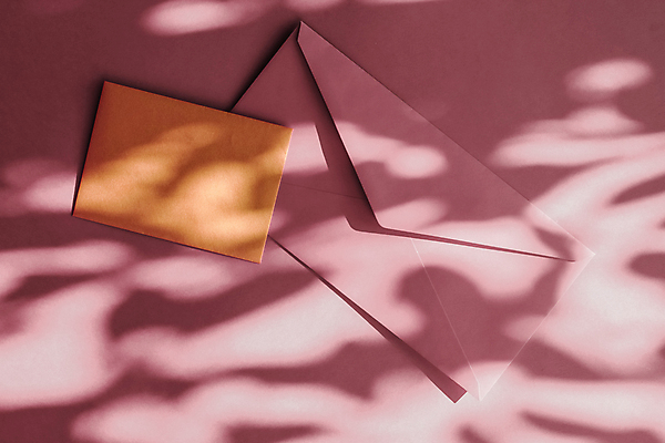 포토 JPG 해외이미지 종이 편지봉투 그림자 사람없음 햇빛 그늘 감성 연분홍색 카피스페이스 해외포토 분홍색 컨셉 봉투 태양 공백 편지 파일형식 이미지허브