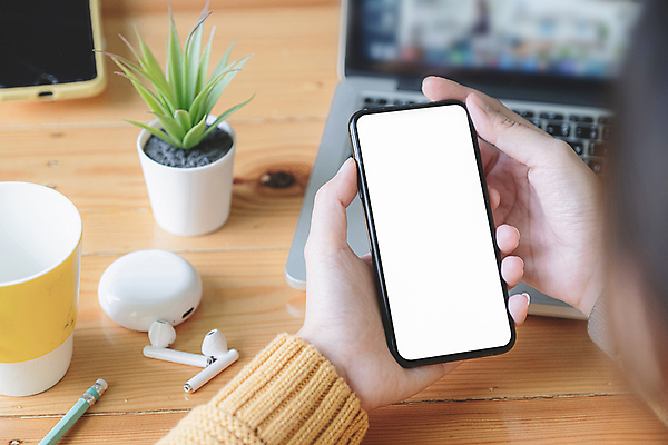 포토 JPG 해외이미지 손 여자 화분 한명 들기 성인 아웃포커스 신체부위 노트북 스마트폰 스크린 무선이어폰 목업 성인여자한명만 해외포토 1 이어폰 모션 촬영기법 사람 전자제품 핸드폰 스마트기기 여자한명만 성인여자만 파일형식 이미지허브