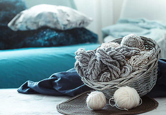 포토 JPG 해외이미지 쿠션 겨울 의자 실내 사람없음 아웃포커스 소파 바구니 털실 오브젝트 감성 실뭉치 해외포토 계절 가구 컨셉 촬영기법 내부 실 파일형식 이미지허브