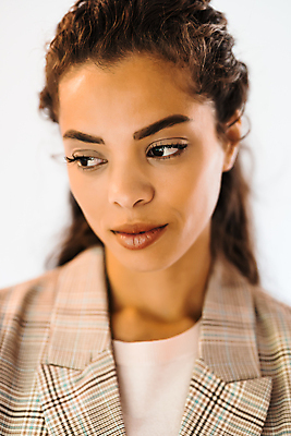 포토 JPG 해외이미지 응시 여자 얼굴 흑인 생각 청소년 갈색머리 표정 한명 인종 20대 갈색 검은색 슬픔 비즈니스우먼 고독 피부 고민 흰배경 심각 내려보기 해외포토 서양인 1 헤어스타일 시선 감정 컬러 백그라운드 컨셉 비즈니스 모션 사람 청년 신체부위 흰색 직장인 파일형식 이미지허브