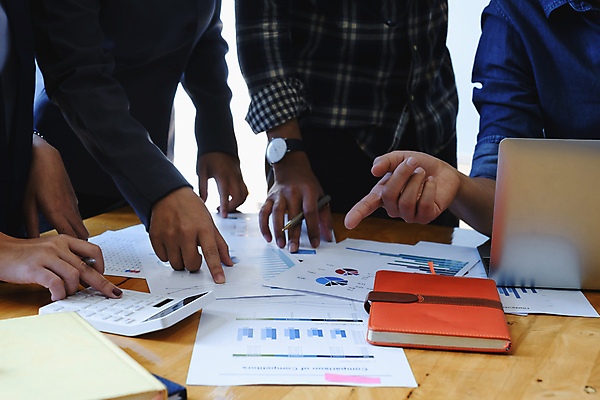 포토 JPG 해외이미지 여자 남자 비즈니스 여러명 상반신 성인 앞모습 노트북 사무실 다이어리 계산기 가리킴 업무 책상 문서 성인만 해외포토 뷰포인트 가구 다수 문구용품 사람 손짓 전자제품 사무용품 장비 작업 파일형식 이미지허브