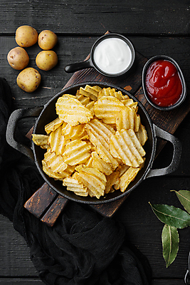 포토 JPG 해외이미지 검은배경 감자 실내 사람없음 하이앵글 소스 칩 담기 감자칩 나무도마 해외포토 뷰포인트 백그라운드 채소 모션 디저트 도마 내부 목재 과자 검은색 양념 칩_음식 파일형식 이미지허브