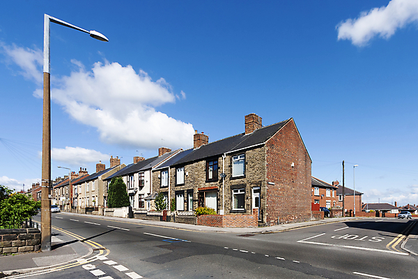 포토 JPG 해외이미지 전통 라이프스타일 영어 외관 문화 도로 건축양식 지붕 벽돌 영국 잉글랜드 거리 주택 사람없음 플랫 투자 지역 커뮤니티 대여 개발 구식 옛날 줄서기 해외포토 문자 건축 유럽 길 비즈니스 교통시설 모션 건물 생활 파일형식 이미지허브