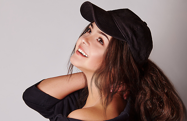 포토 JPG 해외이미지 백인 모델 라이프스타일 옷 여자 행복 포즈 날씨 새로움 갈색머리 따뜻함 한명 미소 사람 10대 뷰티 유행 귀여움 목도리 기쁨 추위 흰색 신선 우아함 시원함 스웨터 긍정 캡모자 해외포토 서양인 모자_잡화 1 헤어스타일 잡화 감정 컬러 컨셉 상의 청소년 표정 생활 파일형식 이미지허브