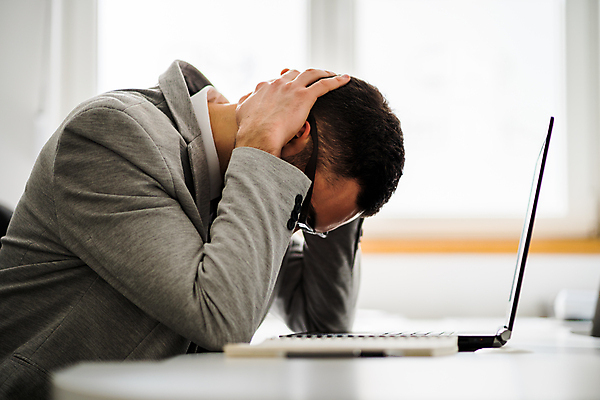 포토 JPG 해외이미지 백인 남자 생각 비즈니스 스트레스 직장 피곤 한명 앉기 정장 성인 노트북 컴퓨터 고통 업무 비즈니스맨 책상 고민 경영자 두통 업무과다 과로 우울증 편두통 성인남자한명만 해외포토 서양인 1 옷 감정 가구 컨셉 회사 모션 사람 전자제품 작업 직장인 질병 리더 남자한명만 성인남자만 파일형식 이미지허브