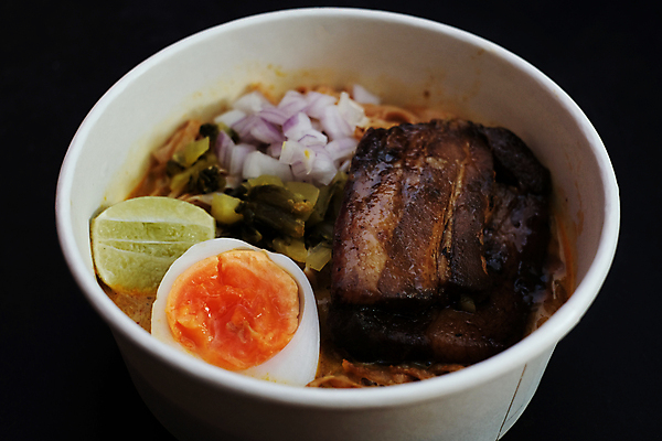 포토 JPG 해외이미지 전통 접시 아시아 음식 백그라운드 채소 태국 건강 육류 돼지고기 요리 동양인 사람없음 빨간색 초록색 식당 계란 식사 저녁식사 흰색 신선 뜨거움 사발 맛 수프 먹기 레몬 국수 매움 라임 점심식사 삶기 해외포토 식기 나라 컬러 컨셉 과일 식재료 모션 인종 상점 알 면류 사기그릇 파일형식 이미지허브