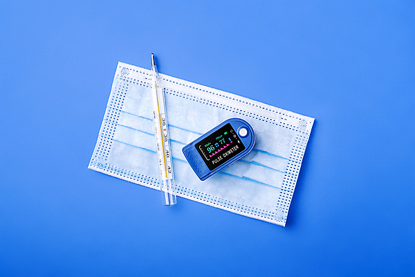 포토 JPG 해외이미지 실내 마스크 사람없음 온도계 오브젝트 파란배경 측정기 산소포화도측정기 해외포토 백그라운드 내부 파란색 기계 파일형식 이미지허브