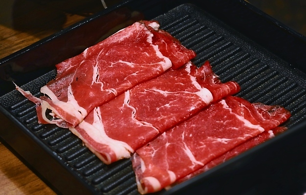 포토 JPG 해외이미지 음식 조각 백그라운드 재료 육류 요리 사람없음 빨간색 주방 식사 저녁식사 소고기 흰색 신선 그릴 자르기 날것 단백질 생식 해외포토 컬러 식재료 모션 주방용품 영양소 파일형식 이미지허브