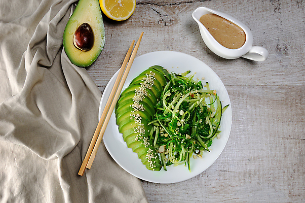 포토 JPG 해외이미지 라이프스타일 젓가락 회색배경 오이 사람없음 샐러드 아보카도 건강식 나무배경 해외포토 음식 백그라운드 채소 과일 수저 생활 회색 파일형식 이미지허브