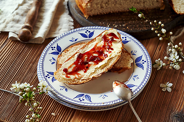 포토 JPG 해외이미지 전통 접시 계절 꽃 음식 빵 탁자 휴가 디저트 부활절 도마 사람없음 목재 빨간색 파란색 케이크 축제 봄 빵집 벚꽃 도자기 달콤 아침식사 보호 4월 잼 굽기 슬라이스 체코 버터 마멀레이드 페스츄리 핸드메이드 해외포토 나무 식물 식기 기념일 유럽 컬러 가구 컨셉 재료 주방용품 상점 식사 날짜 소스_음식 맛 구이 파일형식 이미지허브